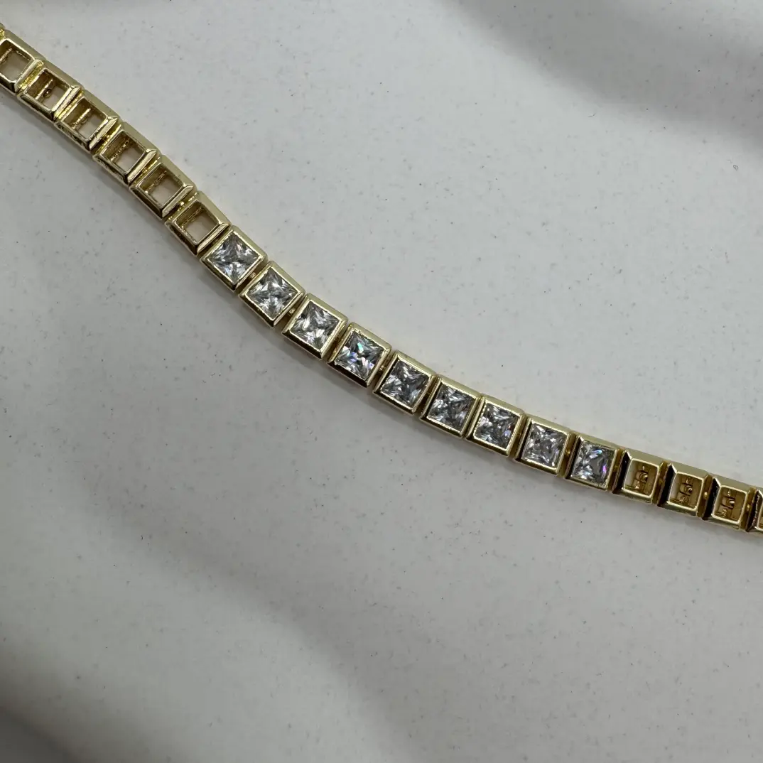 14K altın kaplama taşlı kare detaylı bileklik yakın çekim