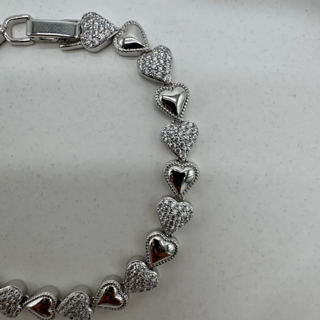 Taşlı kalp detaylı silver bileklik